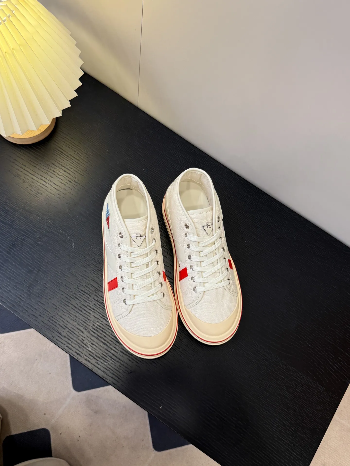 👟👟Ex-factory price 480👟👟 (Men’s size +1️⃣0️⃣) BVOrbit’s latest 2025 catwalk model, developed 1:1 from the original board, classic color matching elements! This is the biggest highlight of this shoe, eye-catching but not exaggerated design, super cool for daily use, super versatile whether paired with pants, sweaters or skirts, looks good no matter how you wear it, the more you look at it, the more you like it ❗️ Outsole: Original outsole Color: 4 colors Size: Female 35-40 Male 39-44
